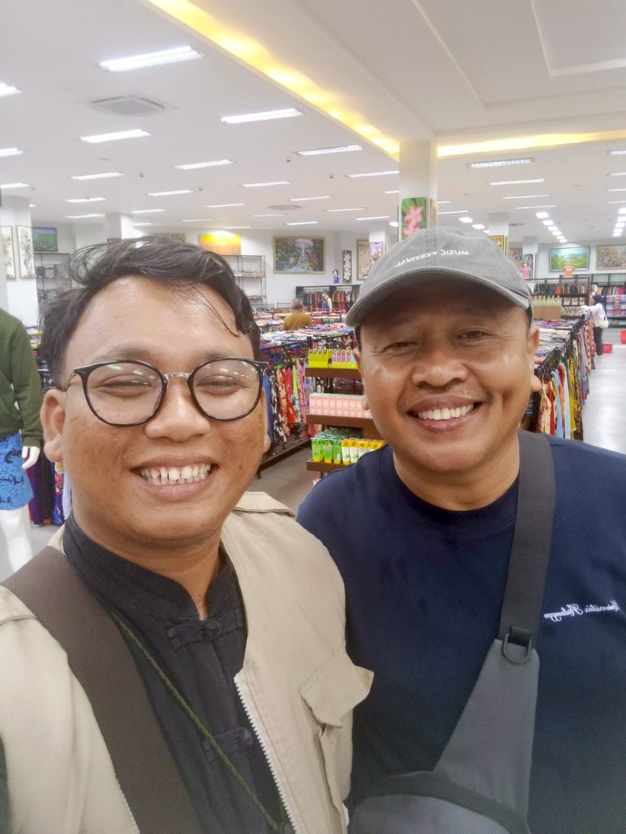 dhanangpradipta's tweet photo. Setelah berkelut dalam dunia organisasi, baru kali ini bisa foto dengan Pak Listiyono. Teori serta pemikiran yang membentuk nalar kritisku melalui mata kuliah Ilmu Filsafat. https://t.co/S21JyVcxST