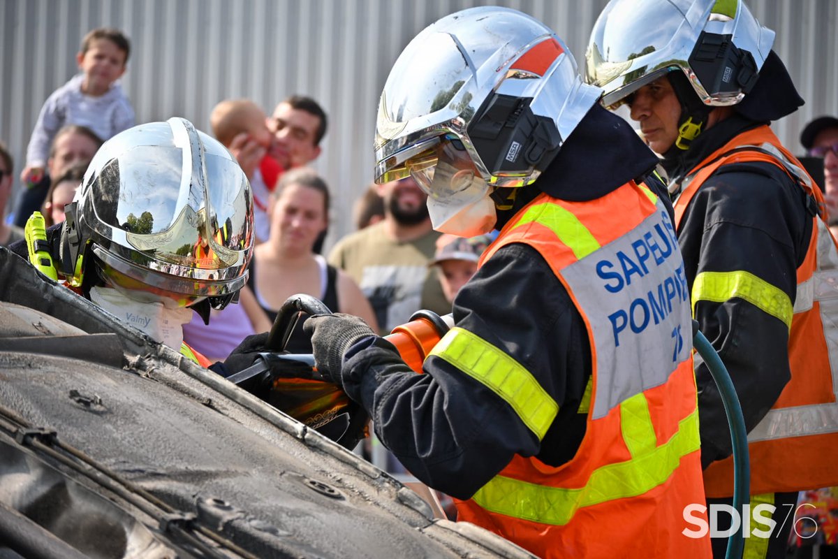 Sdis76's tweet photo. Le centre d'incendie et de secours d'Elbeuf ouvre ses portes aujourd'hui.

Il fête également ses 20 ans 🎂

Des démonstrations et des ateliers vont se derouler jusqu'à 17 heures.

📸 Stéphanie GOBERT  (ERI - Service Communication) https://t.co/Vkd7IQbsuS