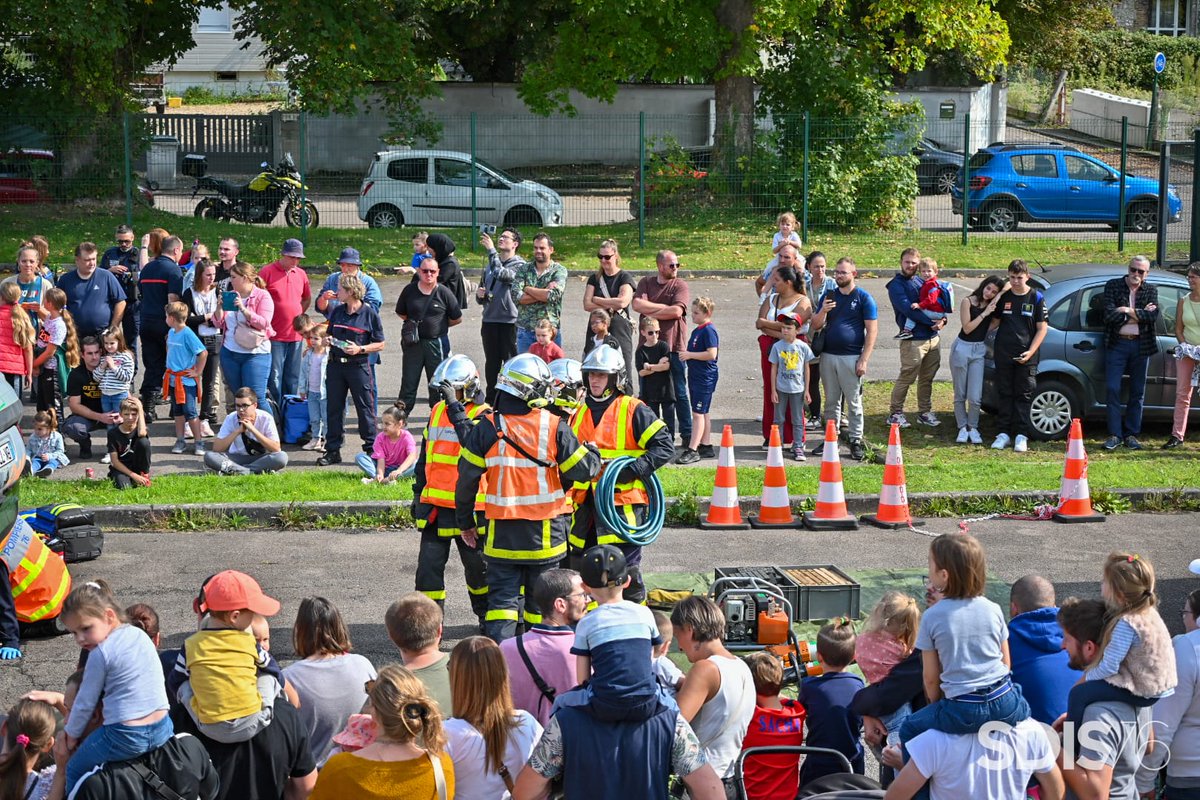 Sdis76's tweet photo. Le centre d'incendie et de secours d'Elbeuf ouvre ses portes aujourd'hui.

Il fête également ses 20 ans 🎂

Des démonstrations et des ateliers vont se derouler jusqu'à 17 heures.

📸 Stéphanie GOBERT  (ERI - Service Communication) https://t.co/Vkd7IQbsuS