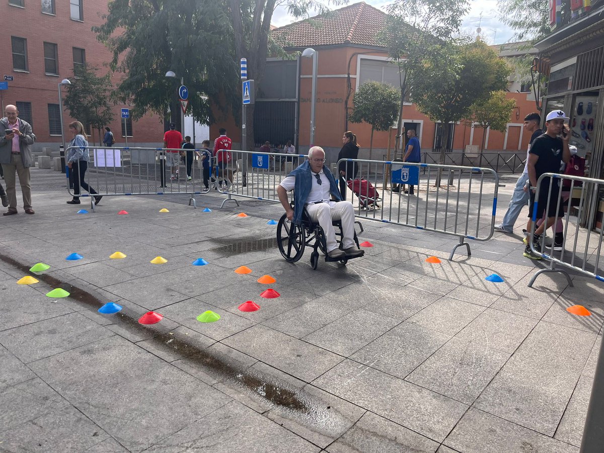 PP_Villaverde's tweet photo. Hoy participamos de las actividades y talleres de la #SEM24 junto a @Amifivi, recorriendo en silla de ruedas las calles de #VillaverdeAlto, mostrando la importancia de una ciudad accesible para todos. ¡Una gran experiencia! https://t.co/Xk5NWxXgfx