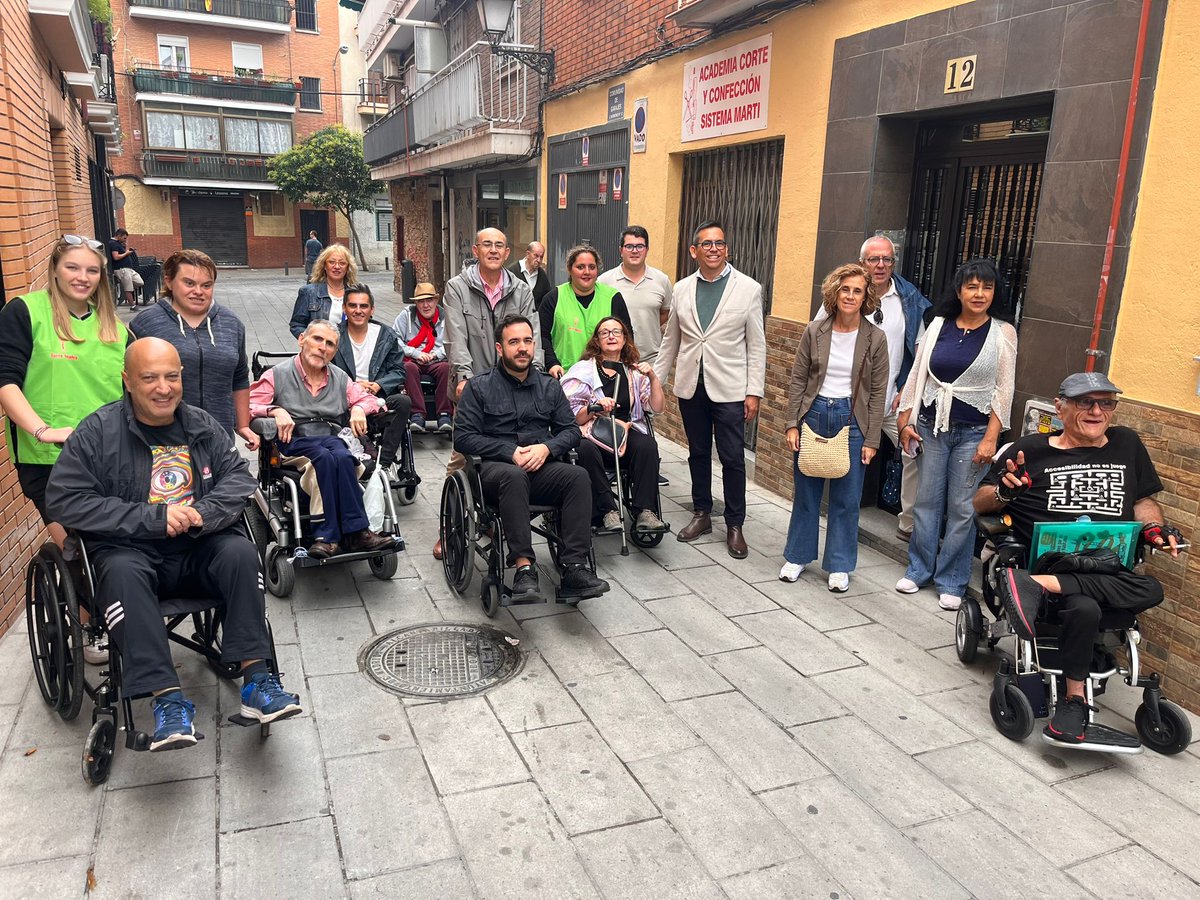 PP_Villaverde's tweet photo. Hoy participamos de las actividades y talleres de la #SEM24 junto a @Amifivi, recorriendo en silla de ruedas las calles de #VillaverdeAlto, mostrando la importancia de una ciudad accesible para todos. ¡Una gran experiencia! https://t.co/Xk5NWxXgfx