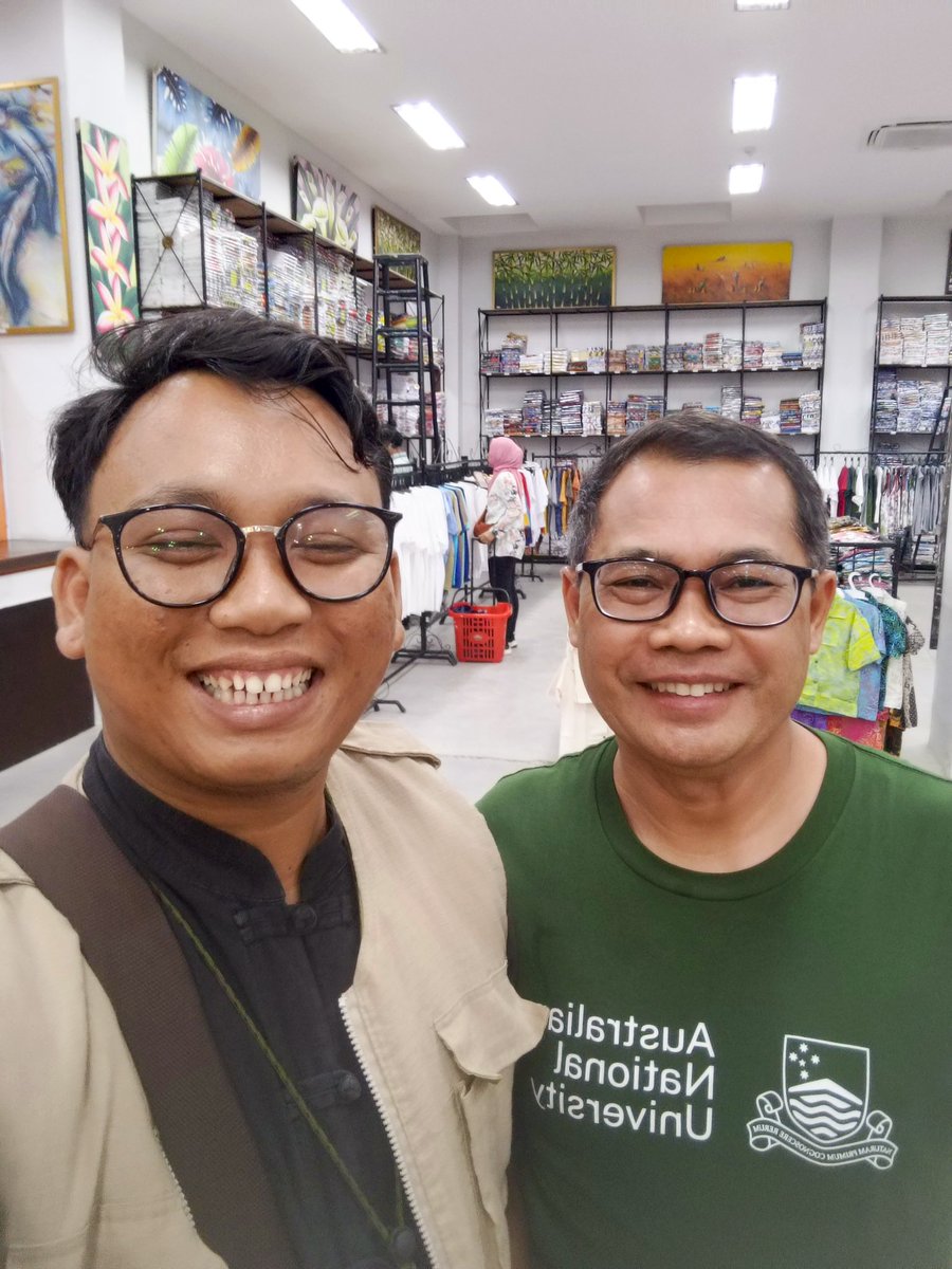 dhanangpradipta's tweet photo. Dan Akhirnya! 

Foto dengan Prof Pur, setelah sekian banyak drama skripsi dan revisi. Mungkin rasanya baru kemarin ikut kuliah malam di Rektorat hahaha. 

What a day! https://t.co/l4i2pnHFo8