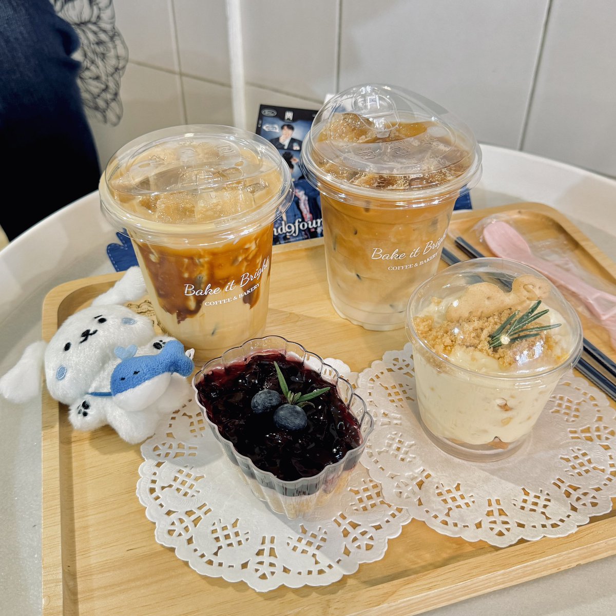 moniize_'s tweet photo. 🍰🧋วันนี้ไปคาเฟ่ที่ bake it bright มาาา 💙✨
นี่เหมือนไม่ได้ไปคาเฟ่พี่มอนมานานมากกกกกๆ ทีมงานเซ็ตติ้งคาเฟ่น่ารักมากๆด้วยย ขนมก็อร่อย พรุ่งนี้ก็มีงานอีกวันนะ อยากให้มอนเบเบ้ไปเยอะๆเลยย เป็นคาเฟ่ที่ฮีลใจสุดๆ ไปถ่ายรูปกันเยอะๆนะะ
#If7FindOnly9Found https://t.co/9nFBpvg5br