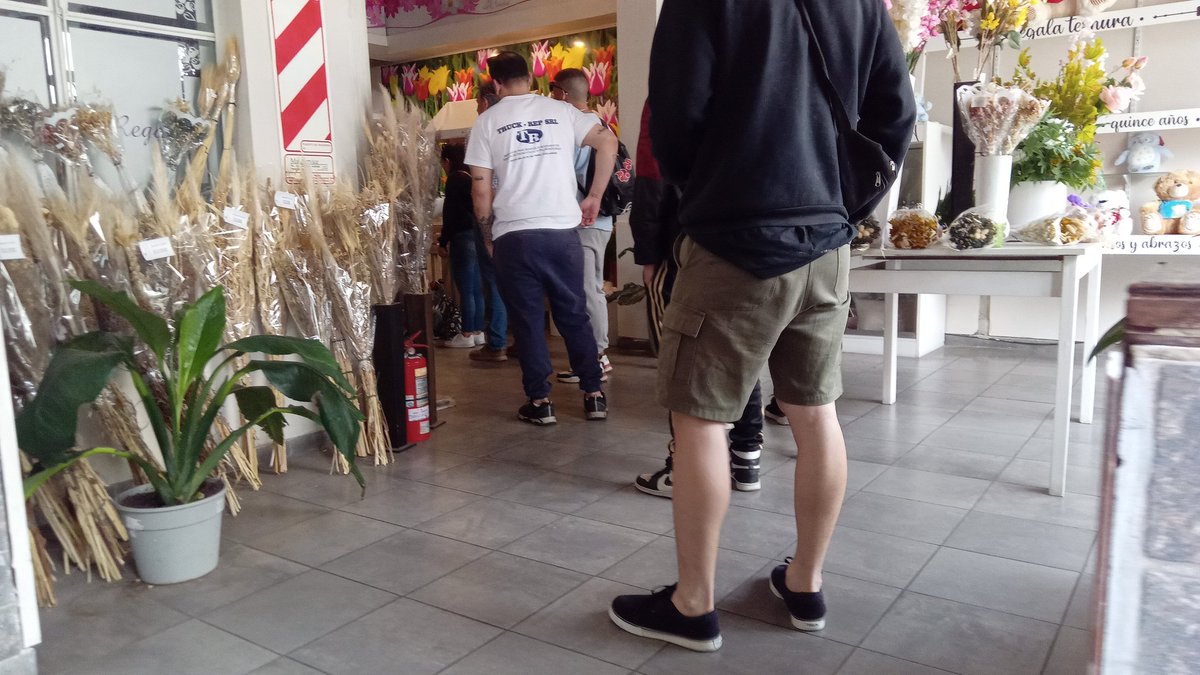 Gente estoy en una floreria. 
Mira lo que nos hiciste a los bandidos floricienta hija de remil puta. Un sabado a las 10 Am.