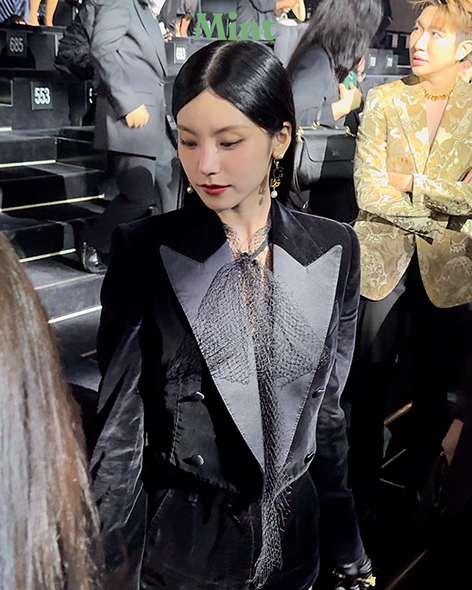 mintmag_th's tweet photo. #MintReports ยังคงอยู่กับสาว ‘เยจี’ #ITZY หลังรับชมโชว์ Dolce &amp; Gabbana Spring/Summer 2025 เป็นที่เรียบร้อย สวยฉ่ำเช่นเดิม💚

YEJI AT DOLCE &amp; GABBANA MFW
#YEJIxMFW24 
#YEJIxDGSS25 
#DGSS25 #YEJI
#MintMagtTH https://t.co/0QQB4RCXnm