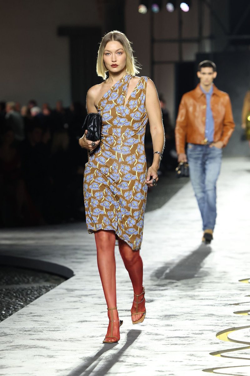 📸| Gigi Hadid no desfile de Versace Primavera/Verão 2025 em Milão.

• 20/09