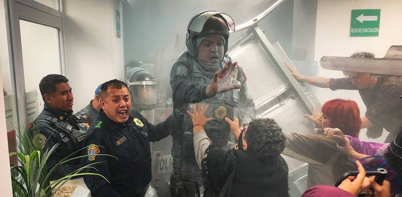RaulRomero_mx's tweet photo. La represión por grupos de choque y policías, el pasado 5 de septiembre en Xochimilco y Tlalpan, no debe pasar desapercibida ni quedar en la impunidad. Sobre eso mí artículo hoy.

Xochimilco: grupos de choque y represión https://t.co/23A3UTQbo6

📸 @regeneracion_r https://t.co/WTyu29uvzo