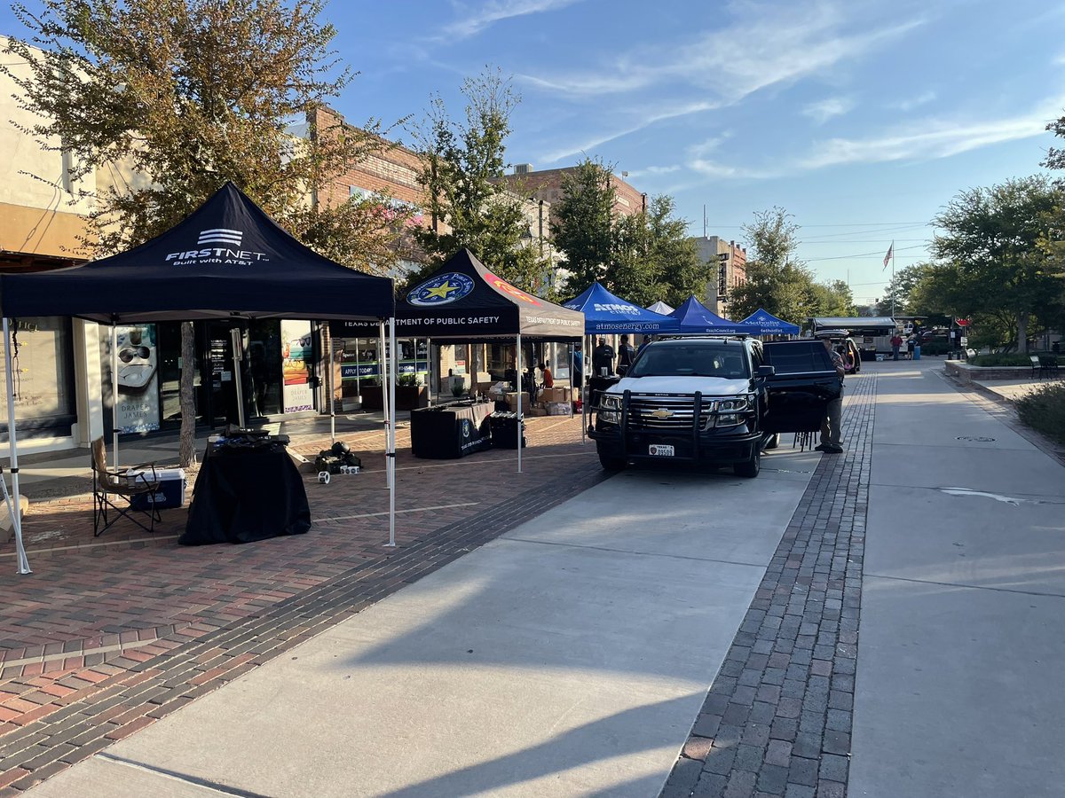MattWaco8705's tweet photo. Waxahachie AT&amp;T extending its partnership with the first responders of Ellis County at the 2nd Annual Ellis County Emergency Preparedness Fair, being held this year in Ennis TX @mrodriguez_bk @SarahOhagan10 @LillardDerick @NTX_Market @Resqme63 https://t.co/c7PHNmsC00