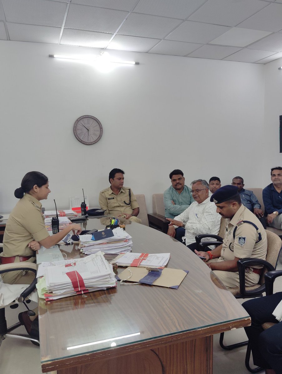 कामगार क्रांति आंदोलन के लिए देर रात मिली नीलम पार्क में कार्यक्रम की अनुमति मिली। 10 बजे तक पहुंचे। कच्ची नौकरी पक्की करो <a href="/DrMohanYadav51/">Dr Mohan Yadav</a> .
<a href="/jitupatwari/">Jitendra (Jitu) Patwari</a> <a href="/OfficeOfKNath/">Kamal Nath</a> <a href="/sajjanvermaINC/">Sajjan Singh Verma</a> <a href="/OfficeOfVDS/">Office of VD Sharma</a> <a href="/prahladspatel/">Prahlad Singh Patel ( वृक्ष से जल, जल से जीवन)</a>