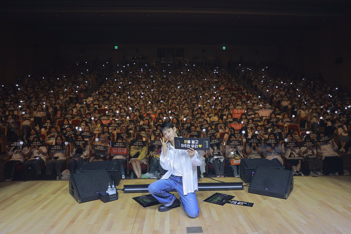 CHEN_INB100's tweet image. HAPPY CHEN DAY🎂
&apos;Beyond the DOOR&apos; in Seoul 첫 날의 문을 함께 열어준 EXO-L 정말 고마워요💛 우린 내일 또 만나요🩷

#첸 #CHEN #Beyond_the_DOOR