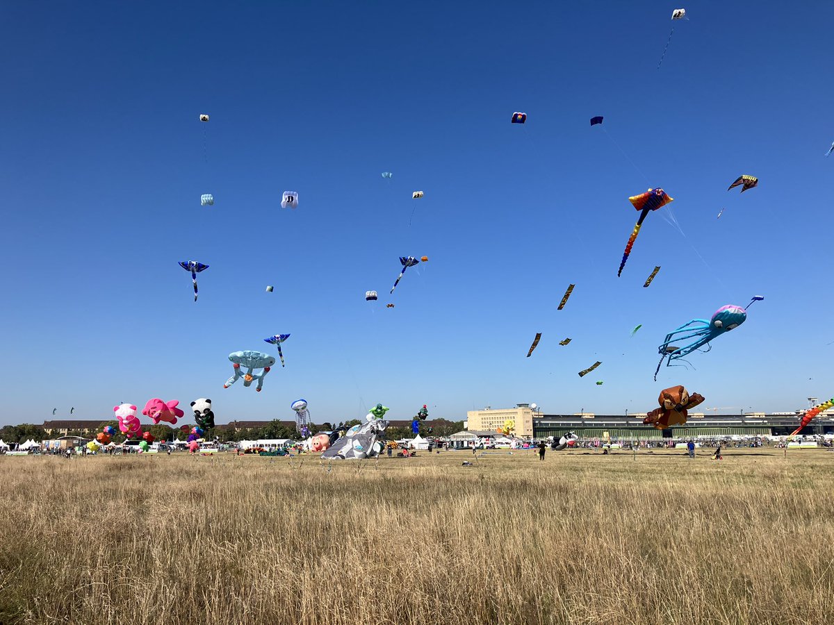 HedrichJudith's tweet photo. Fest der Riesendrachen am Tempelhofer Feld 😁👍 https://t.co/wU42YchnL1