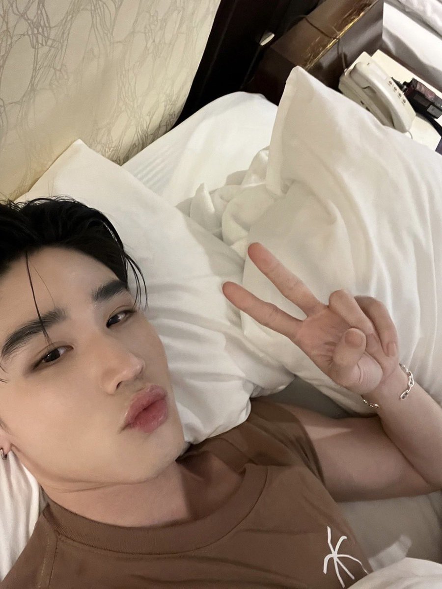 ryuptb's tweet photo. ชอบกองถ่ายที่โลเคชั่นมีเตียง55555555 https://t.co/kPv6snuPCS