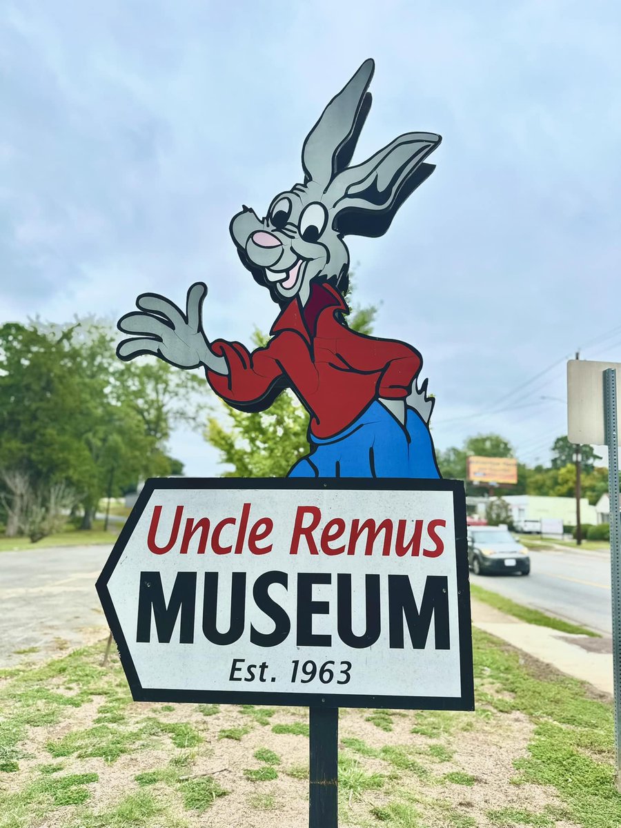 Marteun1's tweet image. #disneyfanart #brerrabbit #Disney 
I did to sketch of the brer rabbit sign from the Uncle Remus museum, close to disneys Song of the south style.

No idea what to think of the sign Its looks kinda off?