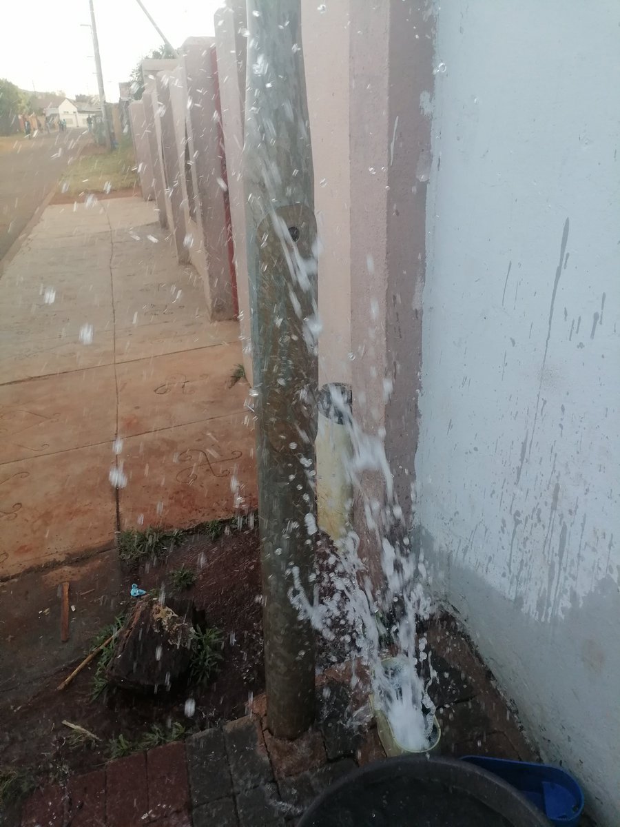 patrick_matjila's tweet photo. @CityTshwane
Day seven of water gushing out still no help. I've even ran out of airtime from calling five times a for 6 days @CilliersB jou laities 🤦🏻‍♀️ https://t.co/s0oOreGape