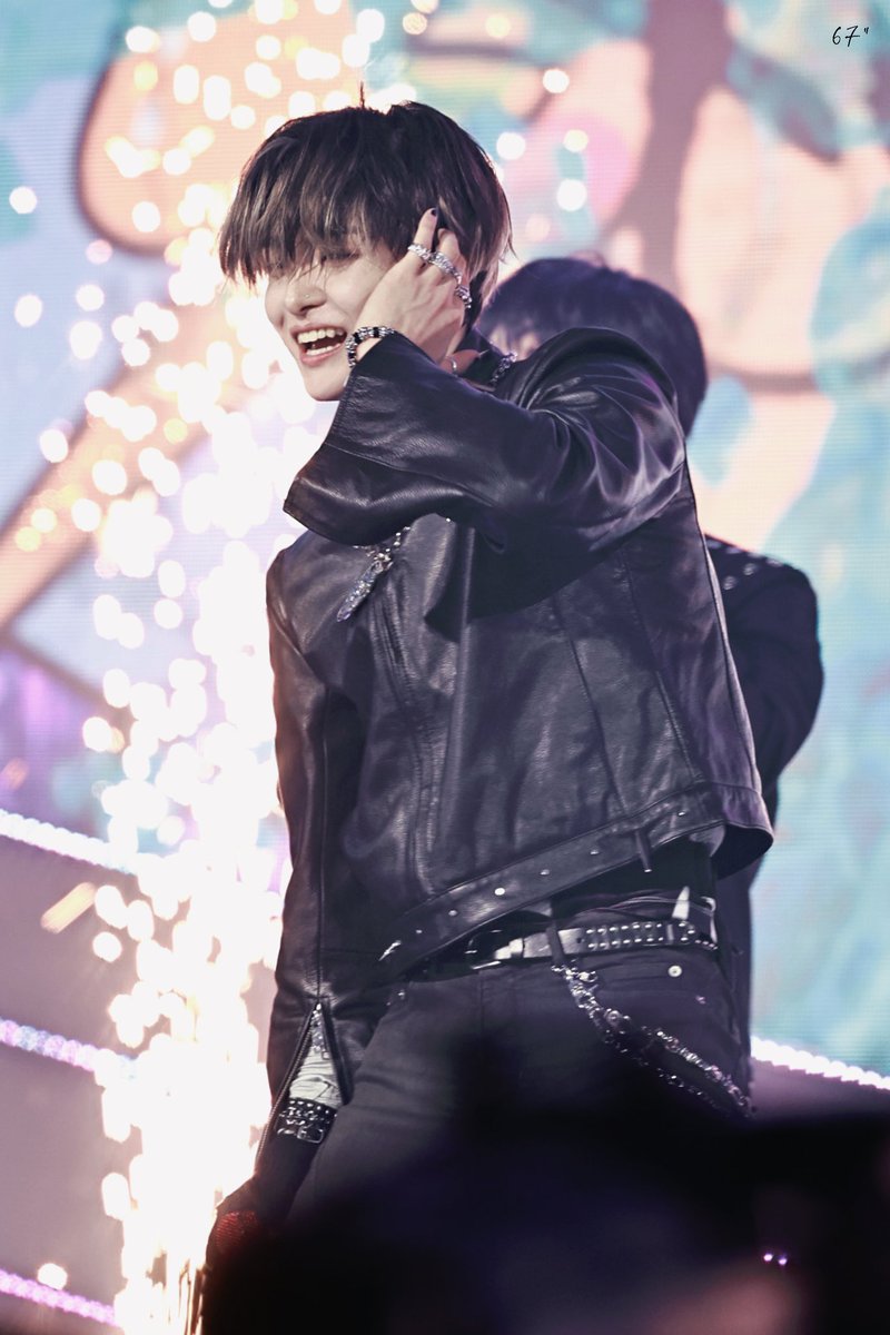 hooniestyles's tweet photo. ✦: oppa~~ i like black, so i often wear all-black outfits, but my mom always says, “if it’s all black, the atmosphere is dark.” what should i add? 𓆩🖤𓆪
🐶: a bright smile.

just like you, jihoon 😊🫶🏻 https://t.co/iaCsVNvhm2