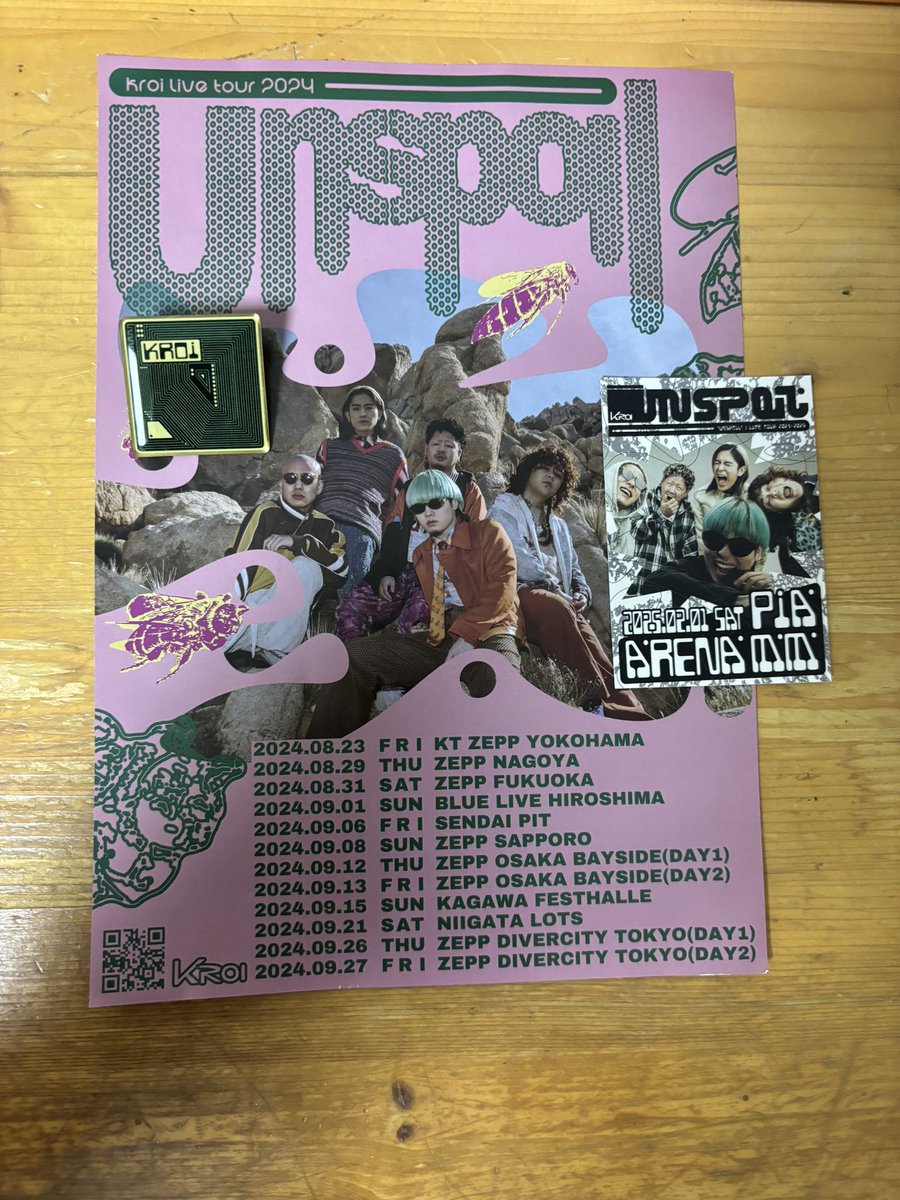 Toy4gen's tweet photo. Kroiのライブ良すぎたー😭
ランダムバッチはなんとシークレット当たちゃった！！！可愛すぎたからベースのヘッドに差し込んだ！かわいい！！！
 #Kroi https://t.co/Dt6RE5CVVa
