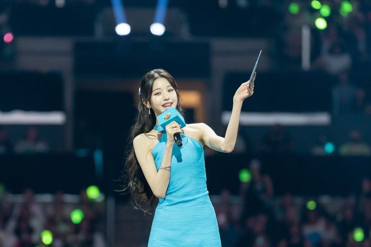 Wonyounug's tweet photo. @yunou_j @GoodnightDelora Adeline pun terdiam sejenak, dan mulai melirik ke arah rekan MCnya.

“Namun sebelum acara ini berakhir, kami selaku La Fleur ingin memberikan hadiah kecil-kecilan untuk Bleus. Semoga kalian suka, ya!” Ujarnya bersemangat.

🔗: https://t.co/sKPstWfwXJ https://t.co/QnaNe2Vqm8