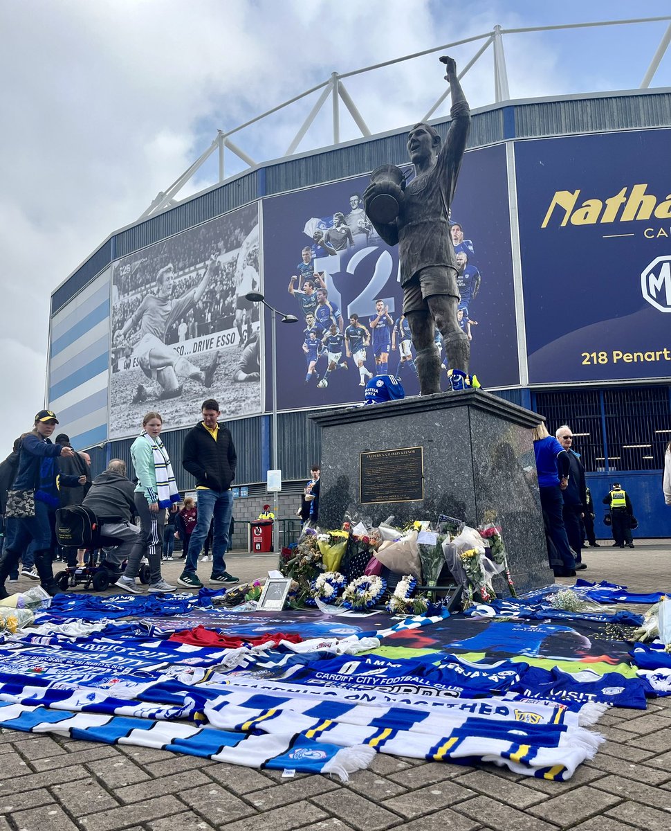 Laid my <a href="/LUFC/">Leeds United (C)</a> scarf at the <a href="/CardiffCityFC/">Cardiff City FC</a> Sol Bamba tribute today. Fantastic footballer and incredible human being, who gave so much to the community here in Cardiff with <a href="/CCFC_Foundation/">Cardiff City FC Community Foundation</a>. 
🤍💛💙
#LUFC #MOT #ALAW #bluebirds