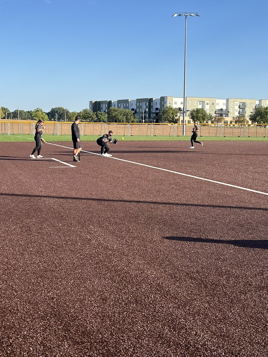 ShowtimeSports1's tweet photo. Go time for @ISA_softball. Looking forward to a great game! https://t.co/0BNe3tcXpW