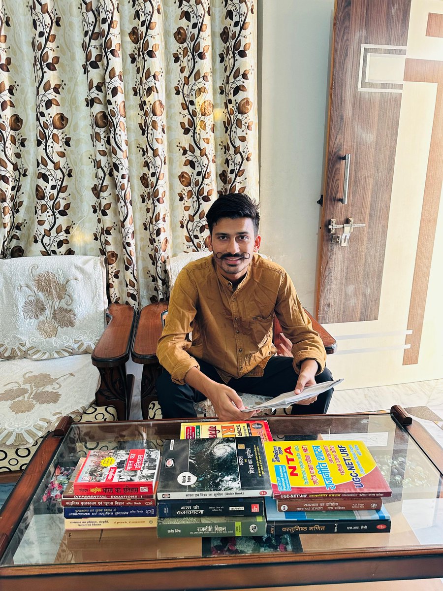 sanjubabarj21's tweet photo. एक दर्दनाक कहानी #REET 
अभी कुछ किताबें छाँट रहा था तो REET 2018 का पेपर सामने आ गया उसके आते ही वो दर्दनाक भयावह समय याद आ गया जो निकालना मेरे लिये बहुत मुश्किल हो गया अबकी बार की तरह ही एक्सपर्ट कमेटी ने कुछ प्रश्न ग़लत कर दिये और उधर वसुंधरा सरकार का वो 70:30 का काला क़ानून , पेपर आउट वाले कोर्ट केस के चलते डिग्री फ़र्जीवादा जिसकी बदौलत फाइनल कट ऑफ 73.49 गई दुर्भाग्यपूर्ण मेरे भी 73.49 ही थे बात DOB तक पहुँची ओर में मेरिट के बराबर होकर भी बाहर हो गया 
ये वो पल था जिसने मुझे तोड़ के रख दिया वो पल आज भी जब आ जाता है तो एकदम से बेचैनी हो जाती है , ज़िंदगी में इस दोड में लाइन पर पहुँच भी रेस से बाहर हो गया , वापस शून्य हो गया 
होता वही है जो मंज़ूरे ख़ुदा हो 
मुश्कराते रहिये ये जीवन की गाड़ी ऐसे ही चलती रहती है ।