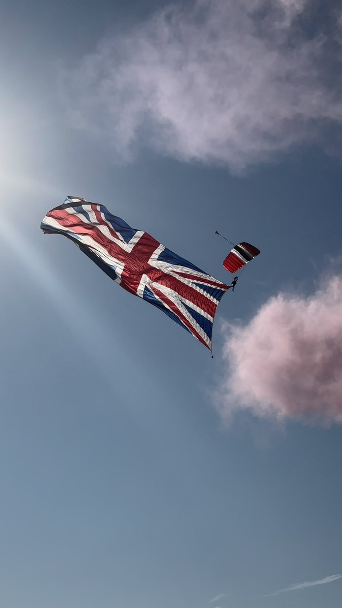 aj_boot's tweet image. Mooie 80-jarige Airborne herdenking op de Ginkelse Heide vandaag in aanwezigheid van koning Willem-Alexander. 

Herdenken en gedenken blijft nodig om te realiseren dat vrijheid niet vanzelfsprekend is. De luchtlandingen daarbij maken grote indruk. 🪂
#MarketGarden80