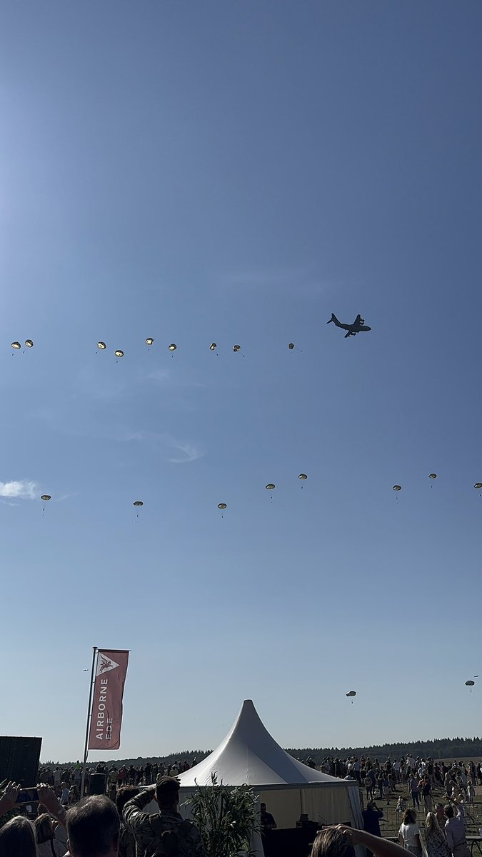 aj_boot's tweet image. Mooie 80-jarige Airborne herdenking op de Ginkelse Heide vandaag in aanwezigheid van koning Willem-Alexander. 

Herdenken en gedenken blijft nodig om te realiseren dat vrijheid niet vanzelfsprekend is. De luchtlandingen daarbij maken grote indruk. 🪂
#MarketGarden80