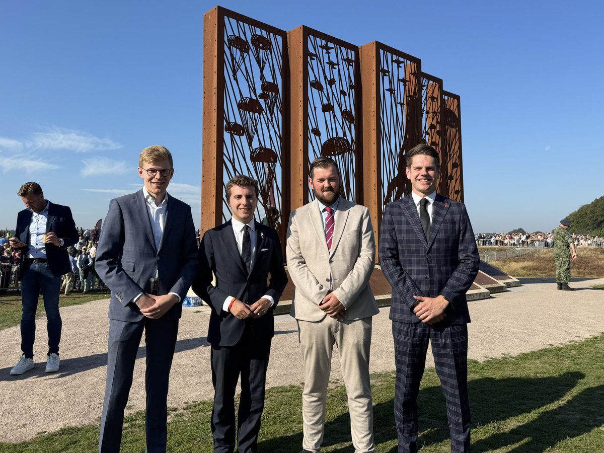 aj_boot's tweet image. Mooie 80-jarige Airborne herdenking op de Ginkelse Heide vandaag in aanwezigheid van koning Willem-Alexander. 

Herdenken en gedenken blijft nodig om te realiseren dat vrijheid niet vanzelfsprekend is. De luchtlandingen daarbij maken grote indruk. 🪂
#MarketGarden80