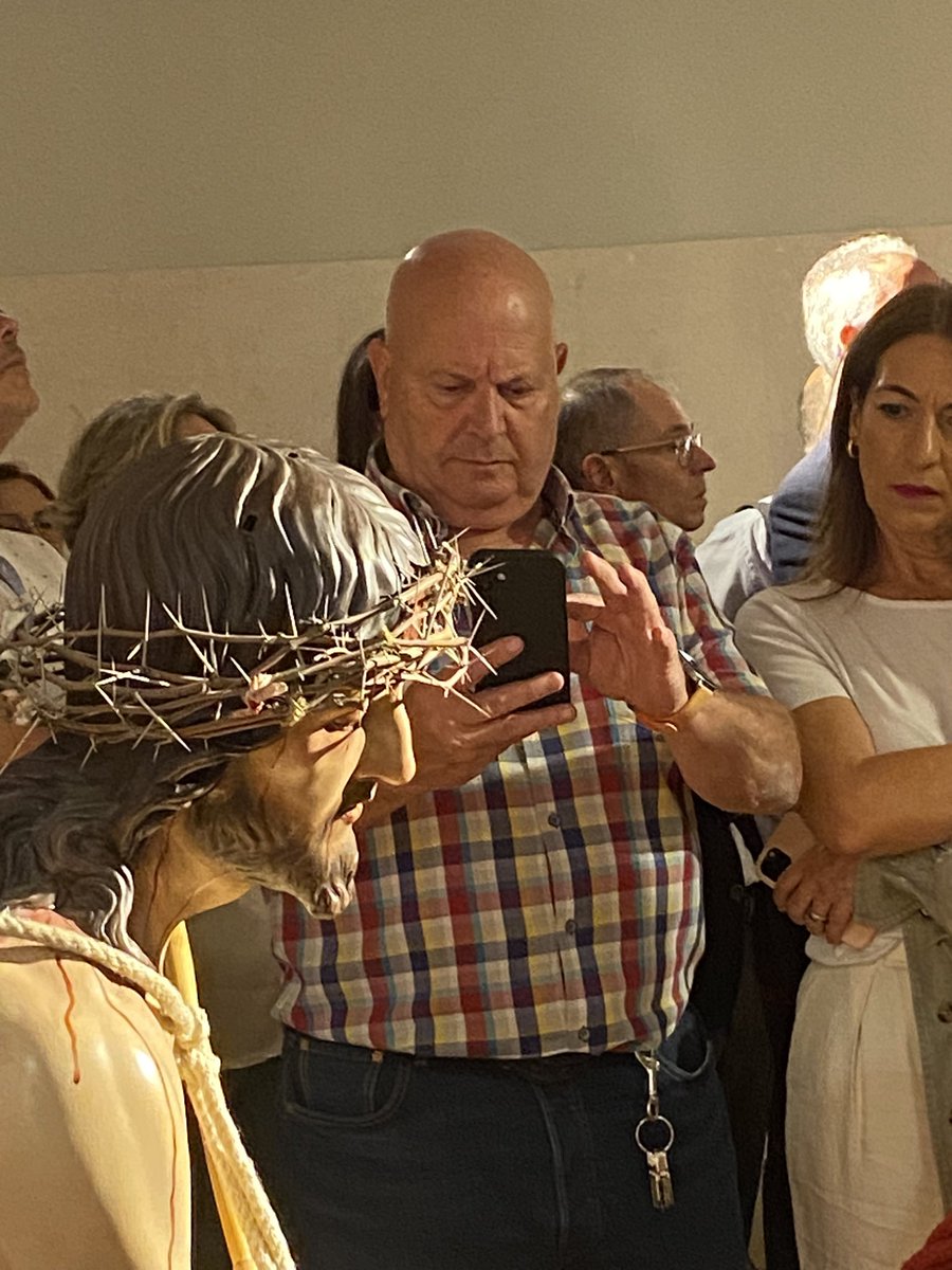 HermandadRoda's tweet photo. Asistimos ayer a la inauguración de la Expo #CORONATIO organizada por @Nazareno_Cieza y en la que nos hacemos presentes con nuestra imagen titular #JesúsCoronadoDeEspinas, talla de 2013 de @fernandojaguado
#HermandadJesusCoronadoDeEspinasLaRoda #SonosNazarenos https://t.co/xvi2YYEAxg