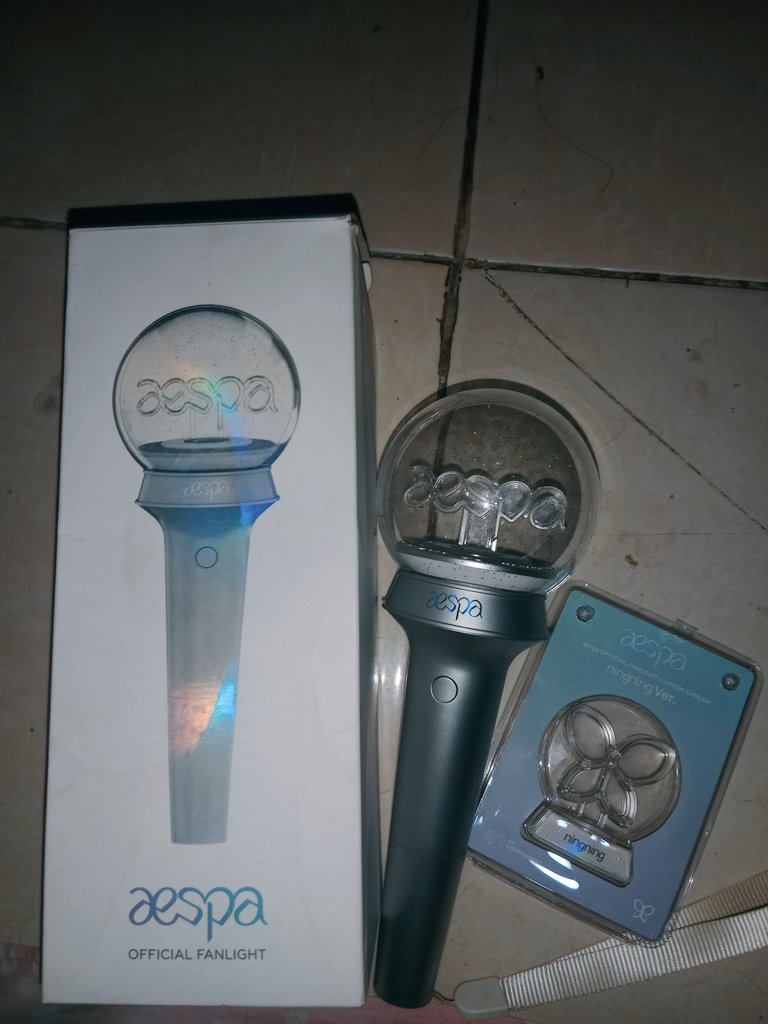 aurelnav1905's tweet photo. Wts preloved lighstick aespa 

• Like new!
• ada damage di box
(detail dm) 
• ga pernah di pake cuman di jadiin pajangan kamar 
• dom Karawang, bisa tokped ( adm 5,5% split pay lebih murce)
• price 550rb free emblem ningning(+ rekber tokped 600rb)
wts wtb aespa lighstick https://t.co/KtdT5K7hCX