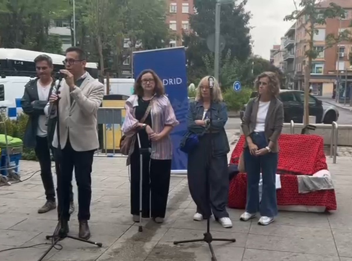 masmvillaverde's tweet photo. Hemos participado en las actividades de #SEM24 celebradas en Villaverde. Junto a @Amifivi y los grupos municipales a excepción de Vox,hemos recorrido diferentes calles para comprobar sobre la marcha las dificultades a las que se enfrentan nuestros vecinos a diario.🚗💩🚦🚘 https://t.co/UTiAGMLtbT