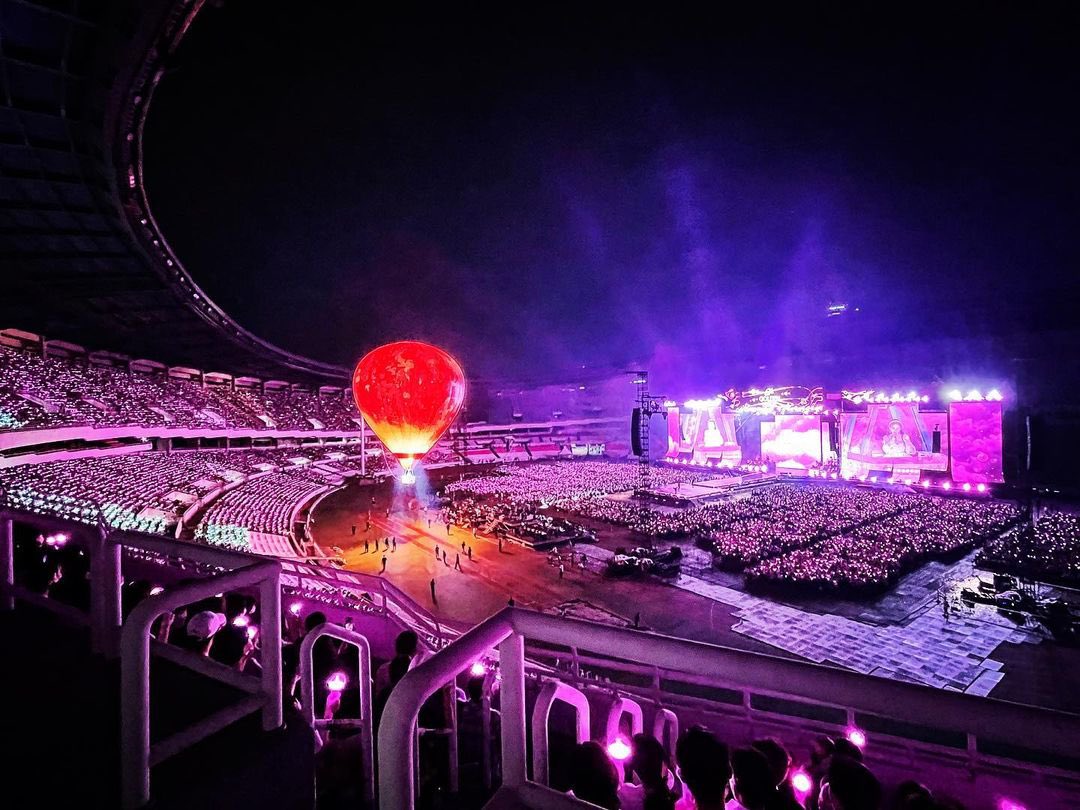 babiejieun's tweet photo. IU’s really went from having 4k attendees on her first ever solo concert in 2012 to making history as the first ever female artist to perform in both of South Korea’s biggest stadiums several years later 🥹🫶🏻 https://t.co/1XVyHimn9B