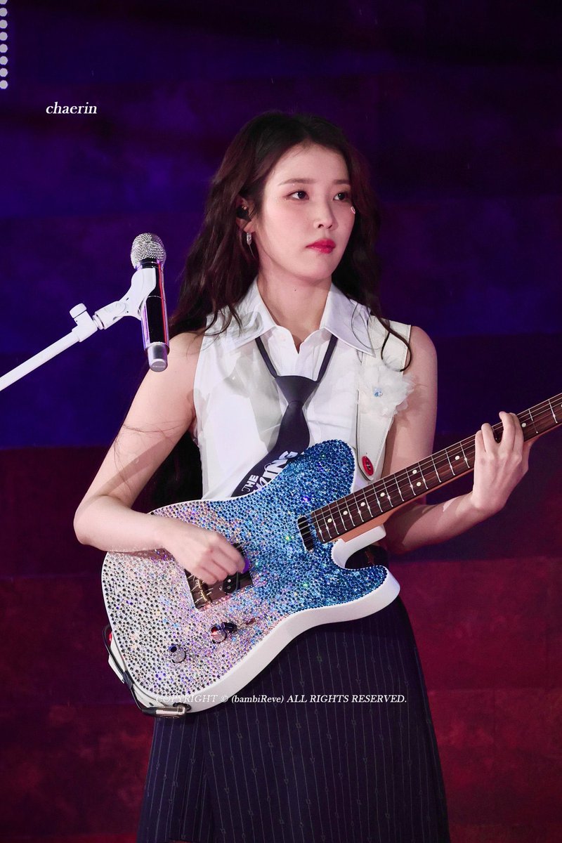 babiejieun's tweet photo. IU’s really went from having 4k attendees on her first ever solo concert in 2012 to making history as the first ever female artist to perform in both of South Korea’s biggest stadiums several years later 🥹🫶🏻 https://t.co/1XVyHimn9B