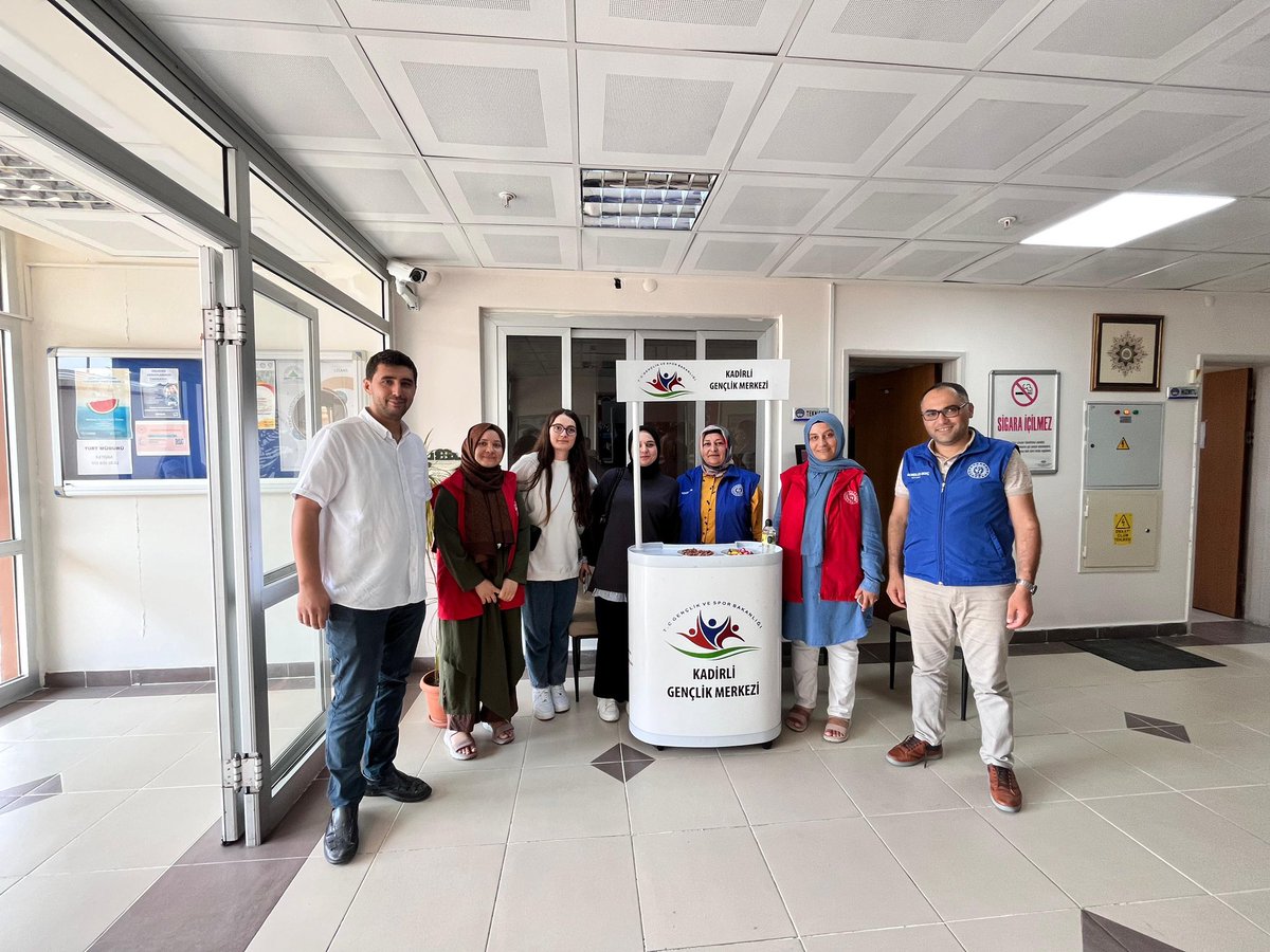 GSB_KadirliGM's tweet photo. İlçemize okumaya gelen gençlerimizi büyük bir heyecanla karşıladık! 🤗 Gençlik merkezimizi tanıtıp birlikte geçireceğimiz harika zamanların ilk adımını attık. 🎉 Hepiniz hoş geldiniz, burada her anınız dolu dolu ve keyifli geçecek! 🌟 
#gsbgm 
#MerkezimHeryerde 
#gsbyanımda https://t.co/MVRzmiflGE