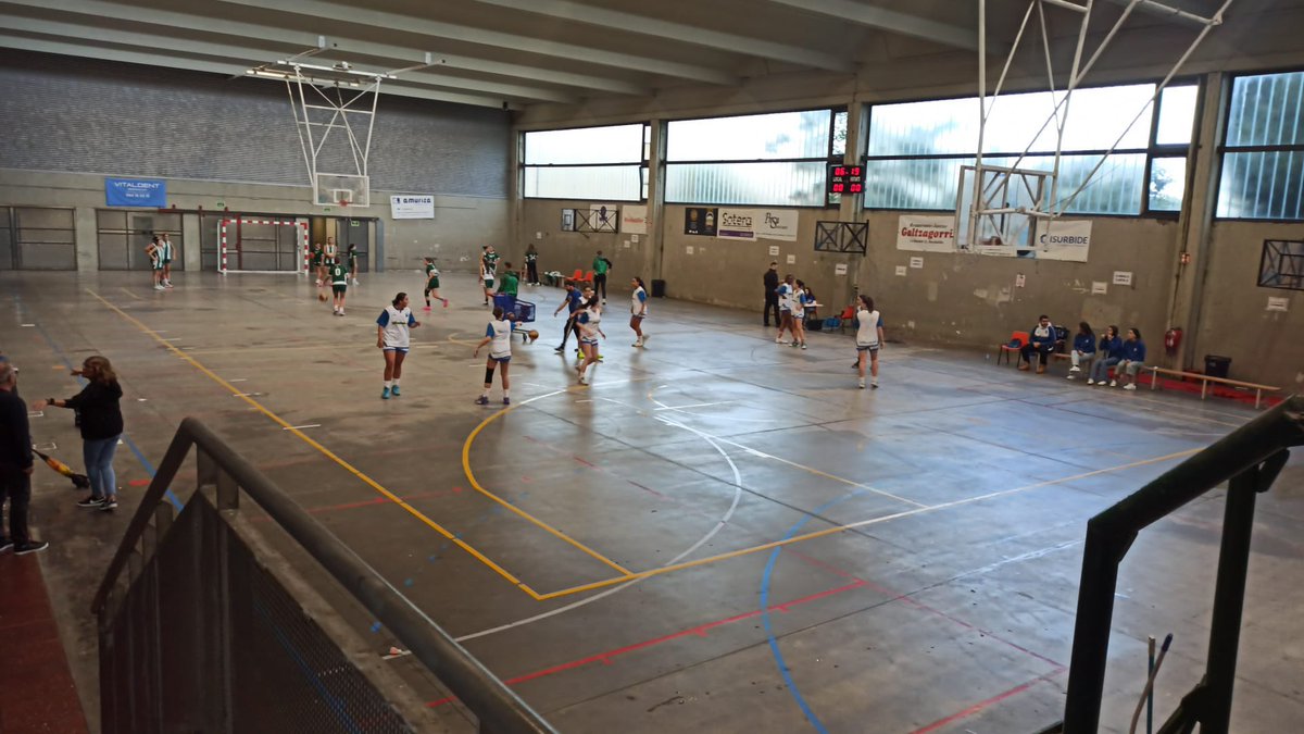 cbpaules's tweet image. Queremos agradecer a @cbsalleko la paciencia que han tenido esta mañana para que se pudiera disputar el encuentro que abría la temporada, en Junior Femenino. Así estábamos a las 08:30.