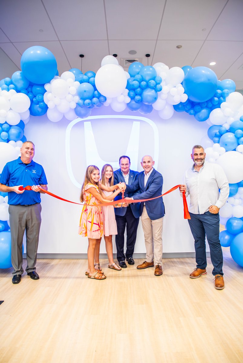 Vinart's tweet photo. Our new Honda Blue Stage facility is finally open, and while pictures can capture the beauty of the day, they only scratch the surface of the excitement and pride we felt. It was a truly special moment for everyone involved. #LehighValleyHonda #VinartDealerships #VinartAutoGroup https://t.co/FCXLi1YUdf