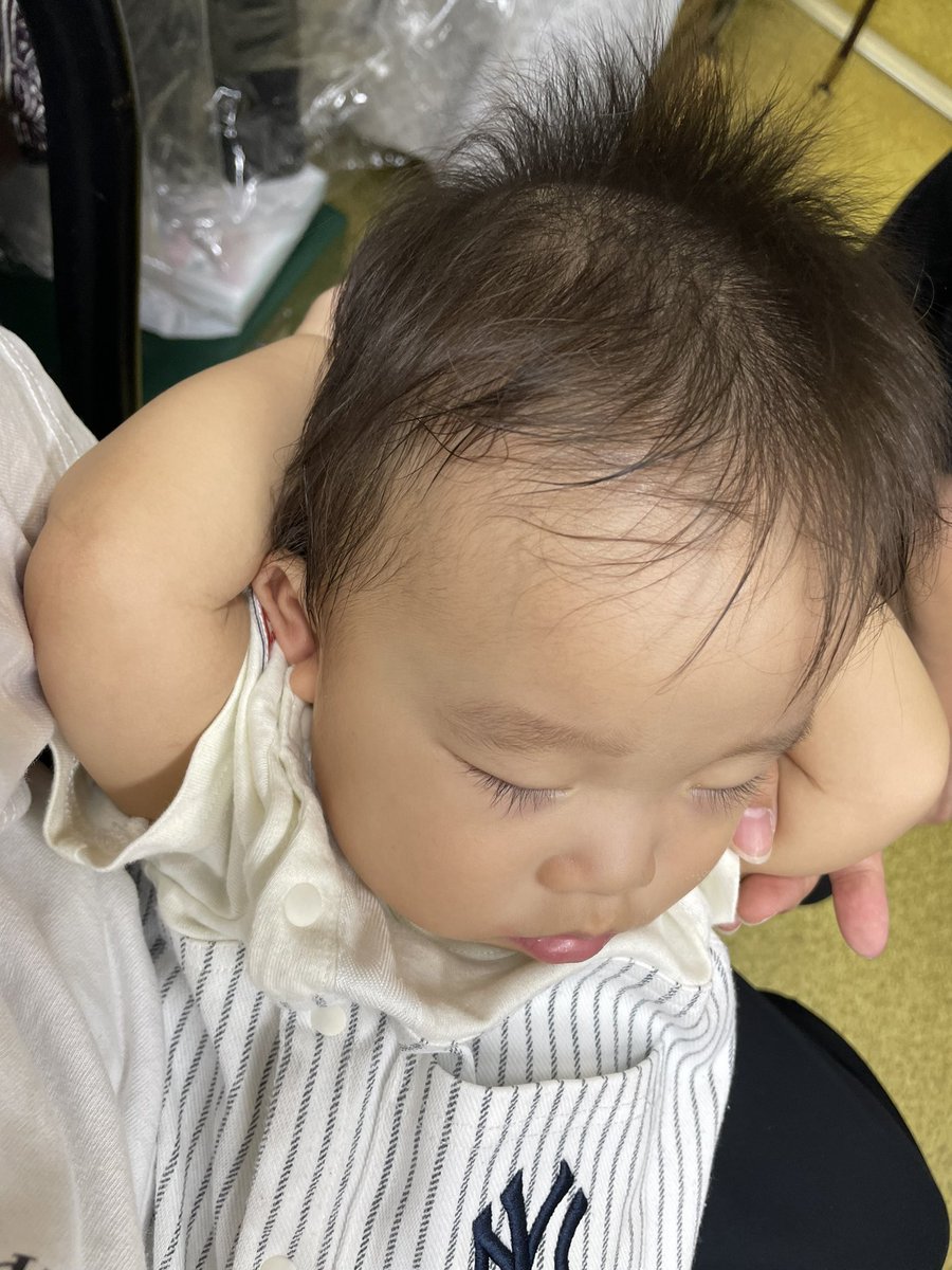 er__0918's tweet photo. この寝方かわいすぎる😂 https://t.co/3FfHvxisrf