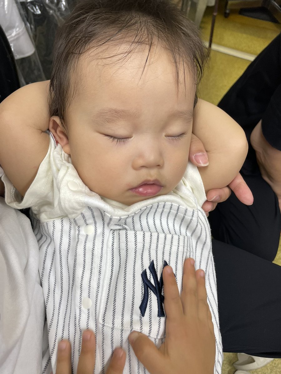 er__0918's tweet photo. この寝方かわいすぎる😂 https://t.co/3FfHvxisrf