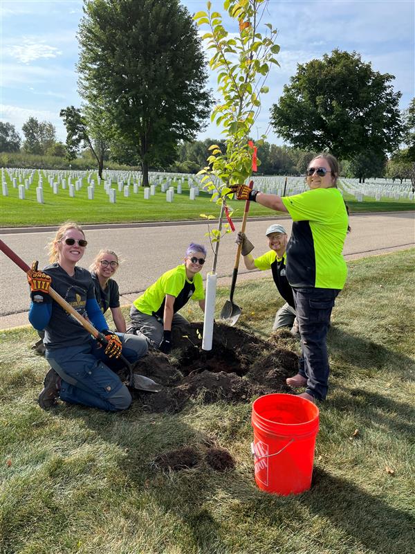 HennepinEnviro's tweet image. Thirty-one trees were planted at Fort Snelling Cemetery on Wednesday at the 10th annual Saluting Branches day of service. County forestry provided the trees and led over 100 volunteers to plant them. 

#HennepinCounty #TreeEducation #TreePlanting #SalutingBranches