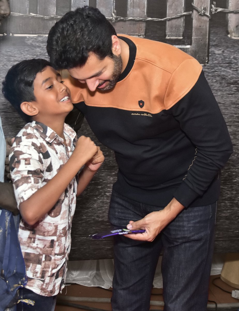 Aravinthansund1's tweet image. @actor_jayamravi anna
Neenga eppovum enga #Brothe than
#Brotherfromdiwali 
🔥🔥
@rajeshmdirector 
@jayam_mohanraja 
@Screensceneoffl 
#Brotherfromdiwali