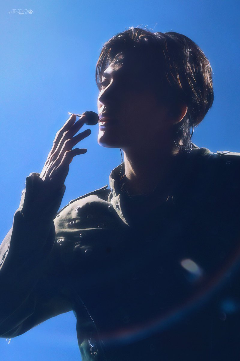 jenoleeader's tweet photo. these photos of jeno are just so magnetic. it screams art https://t.co/FZulchRheu