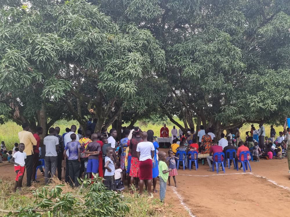 Vandaag een keer de mis onder de bomen mogen aangezien hier nog geen kapel staat met 130 mensen