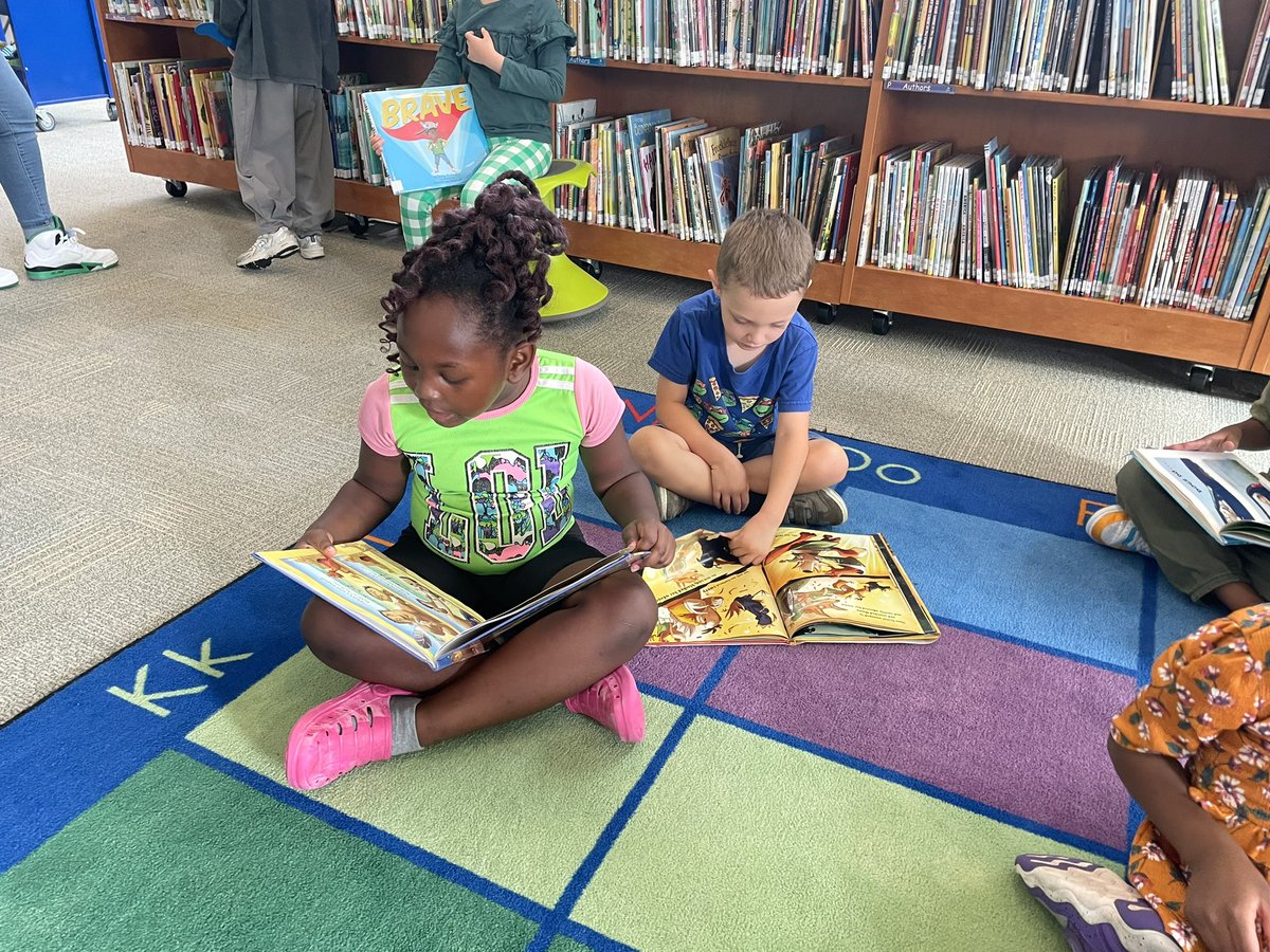 NESlibrary's tweet image. Early mornings with Kindergarten in the library make for a beautiful start to the day! This week they practiced using our “bookie lookie” sticks to find books. Next week books come home for the first time! @NorthsideES #CHCCSLibraries