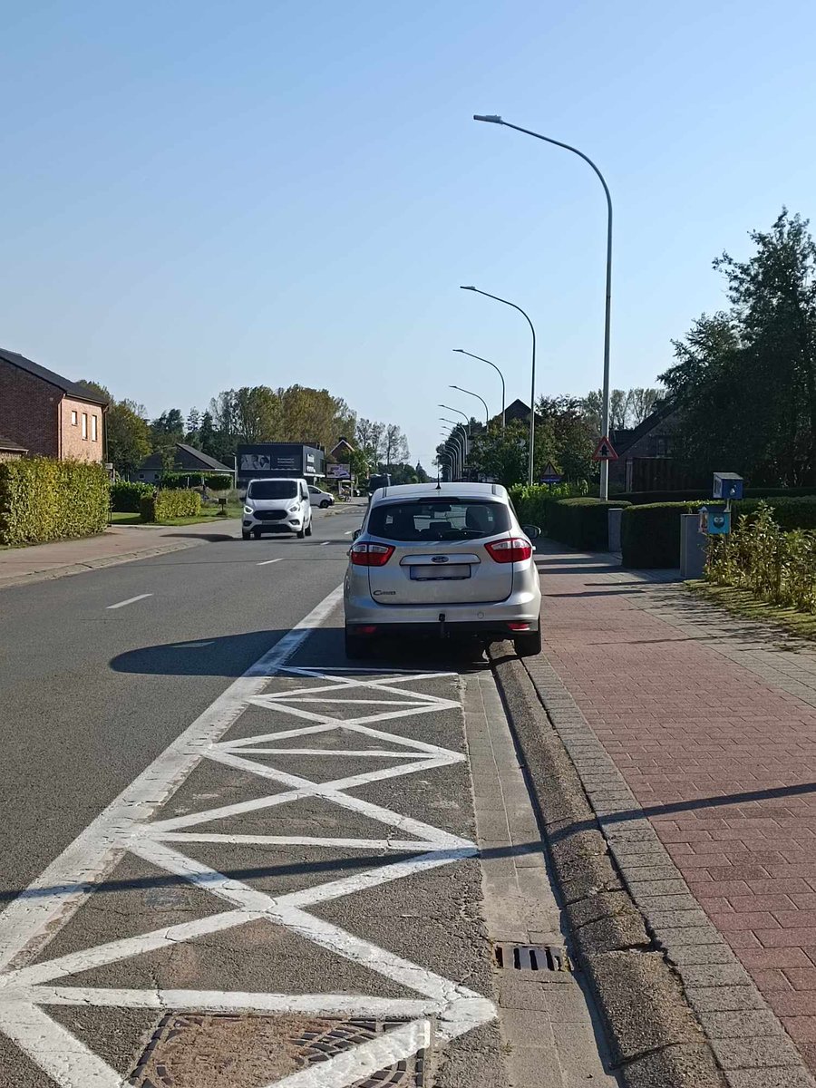 UBbikepaths's tweet photo. Een discussie van eerder dit jaar. Zijn de nieuwe auto's te breed? Parkeerplaatsen te smal? Of ...
Steeds weerkerend probleem op zowel fiets- als voetpaden. https://t.co/Gerkd5RueP