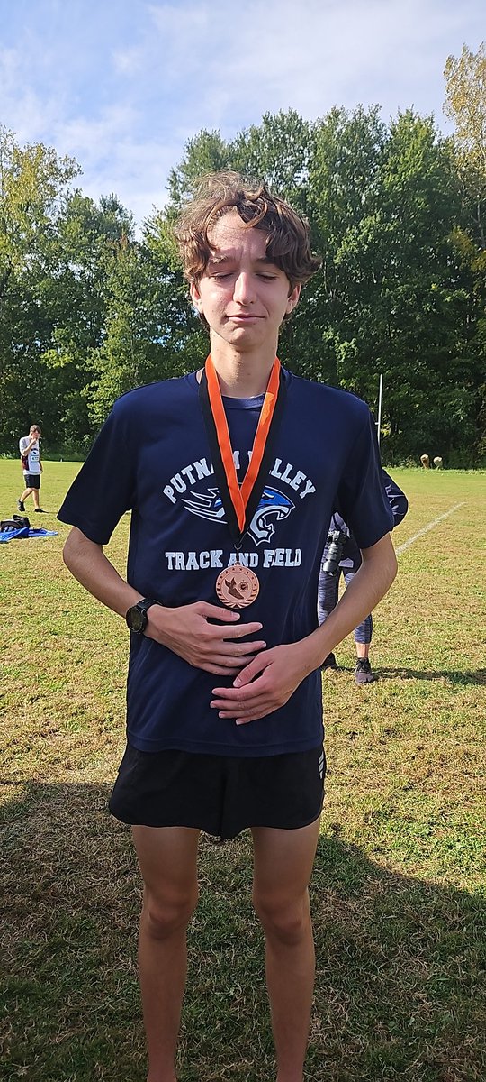 Congrats Chloe Goessl on 8th place in Girls Varsity 21:41 and Jonathan Duraes 19th place 17:30.5!!