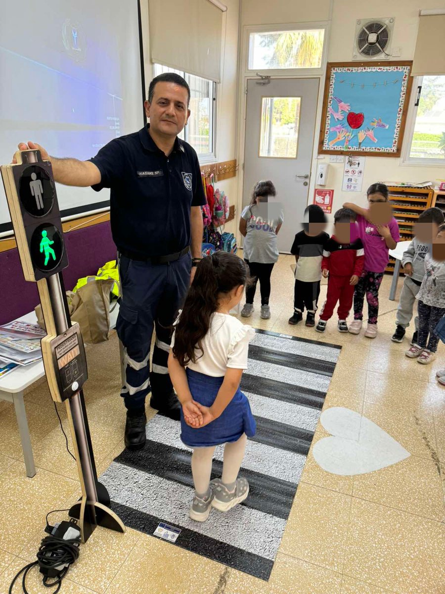 Cyprus_Police's tweet photo. Στο πλαίσιο της Ευρωπαϊκής Εβδομάδας Κινητικότητας και του Προγράμματος #ROADPOL SAFETY DAYS 2024, μέλη του Τμήματος της Οδικής Ασφάλειας, πραγματοποίησαν διαλέξεις στο Δημοτικό Σχολείο Δρούσειας και σε Νηπιαγωγείο στην Πάφο.
#roadpol_eu
#zeromeanslife https://t.co/NvUhadp9AP
