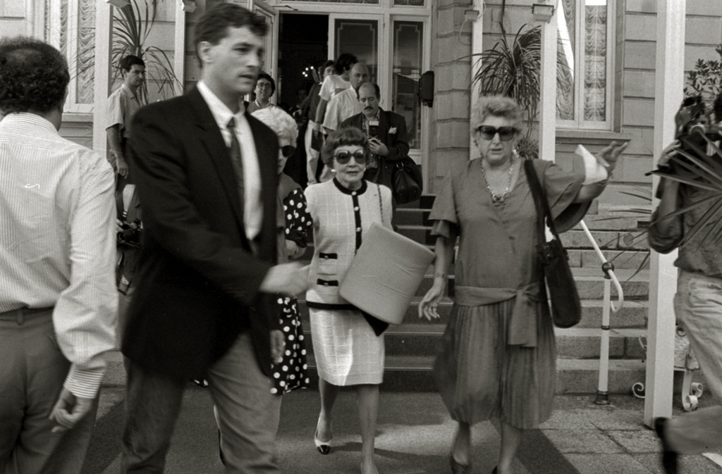 🎬 Le Festival de cinéma de Saint-Sébastien commence ! 8 jours de glamour. ✨ Depuis 1953, Donostia a été témoin de moments emblématiques dans le cinéma et la mode. 📸
Un voyage dans le passé avec des photos anciennes depuis 1954 @arteguneakutxa <a href="/sansebastianfes/">Donostia Zinemaldia - Festival de San Sebastián</a>
#histoiresàporter