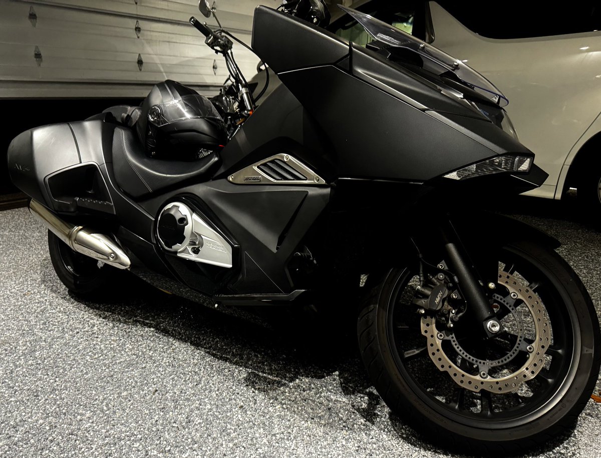 しゃちょー 今日もオレのバイクはカッコいいねえよしよし