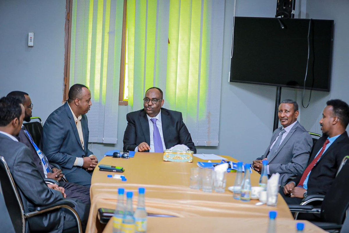 <a href="/MAP_Puntland/">Puntland Media Guild</a> Chair <a href="/CaynsaneM/">Caynsane Mohamed</a> &amp; Vice Chair
<a href="/MohamedDekAbdal/">Mohamed Dek Abdalla</a> met with President <a href="/HESaidADeni/">H.E Said Abdullahi Deni</a> , along with Minister of Info Hon. Aydid &amp; Spokesperson <a href="/jama_deperani/">Jama Deperani</a> , at a side meeting during #APC2024 in Garowe, themed “The Role of Media in Peace &amp; Conflict in Fragile Contexts.”