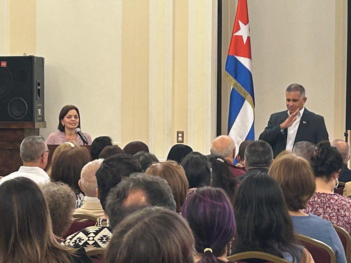 Inicia el V Encuentro de Cubanos Residentes en EEUU.  Autoridades cubanas, se reúnen en la ciudad de Nueva York con una representación de cubanos en EEUU. Estrechar los lazos con las connacionales residentes en otros países es una prioridad para nuestra nación.  🇨🇺 #JuntosXCuba
