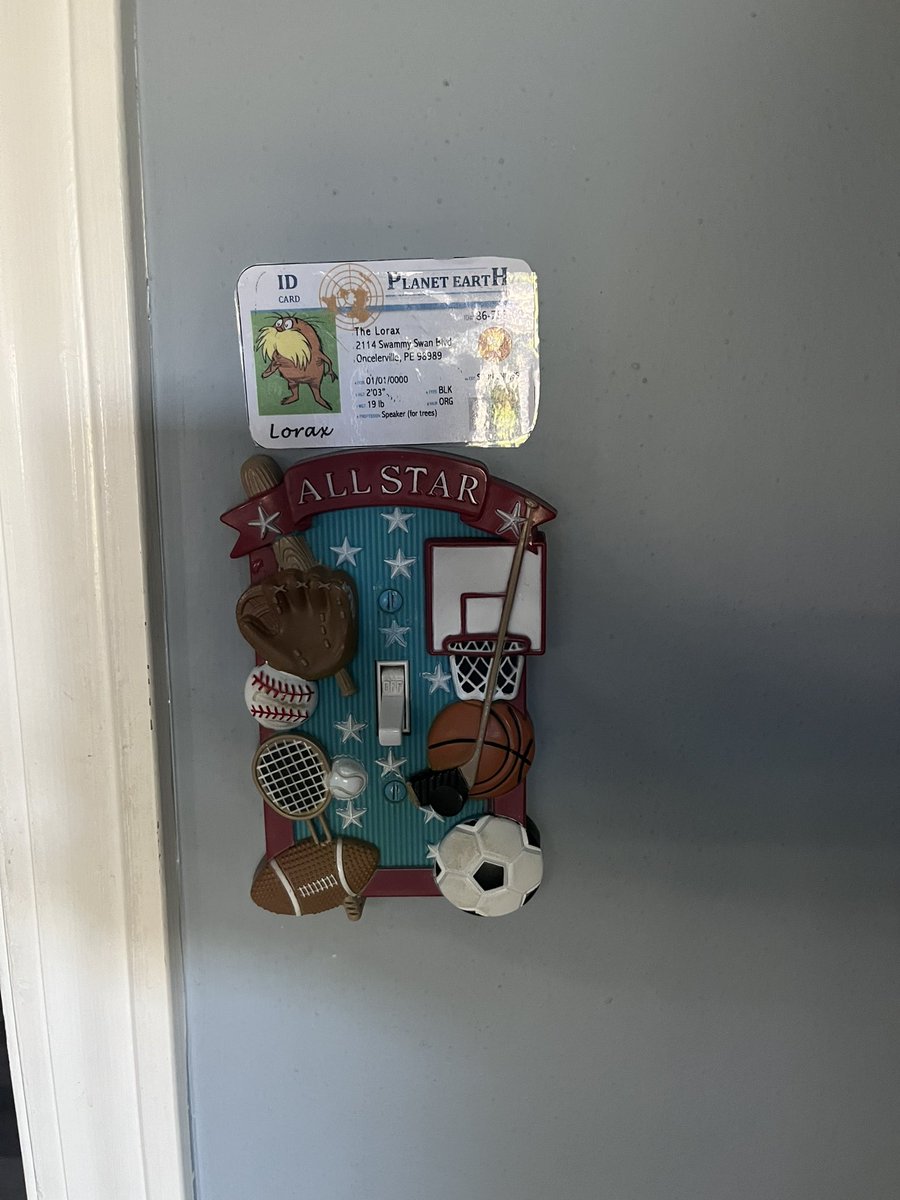 GL512055APES's tweet photo. Everytime I leave a room, I try to turn off the light switch to preserve energy. I also open the curtains when I am able to light up my room with natural sunlight which is a great way to save on electricity and preserve energy. #apesintro @franklinlorax https://t.co/m4VAabS1fo